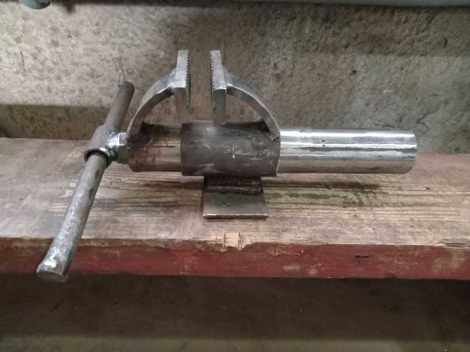 Тиски.  Колдан жасалган.