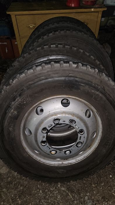 Vând roți 10R22.5 cu 8 găuri