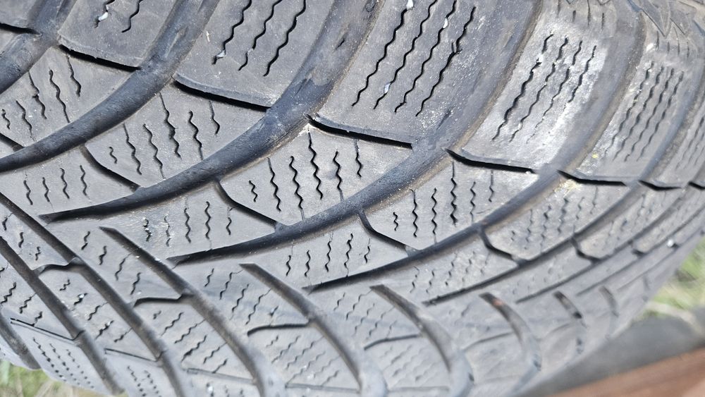 2бр гуми 215 60 16 дот 23 семперит