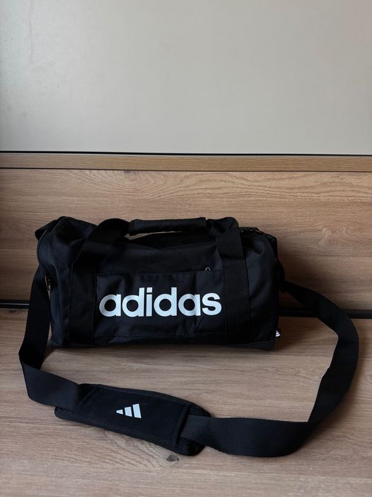 Geantă sport unisex Adidas originală impecabilă