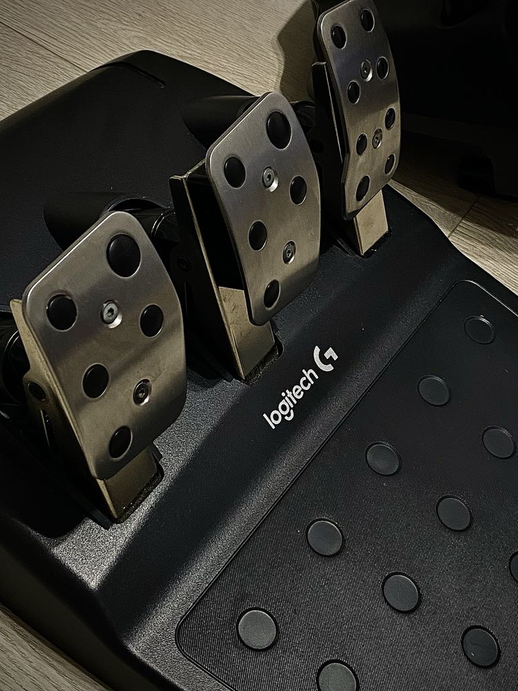 Logitech g29 волан с педали / гаранция, като нови