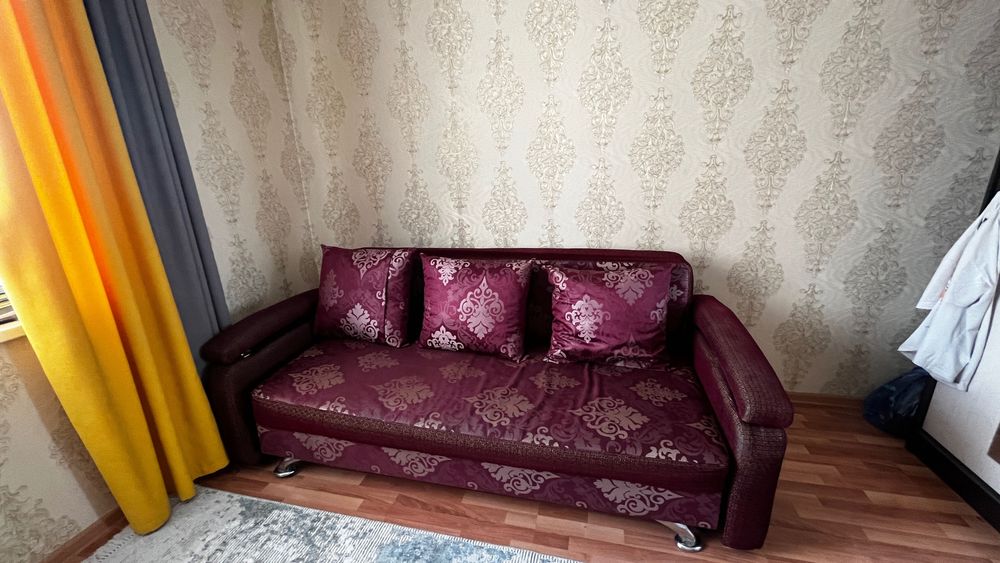 Диван с подушками , раздвижной