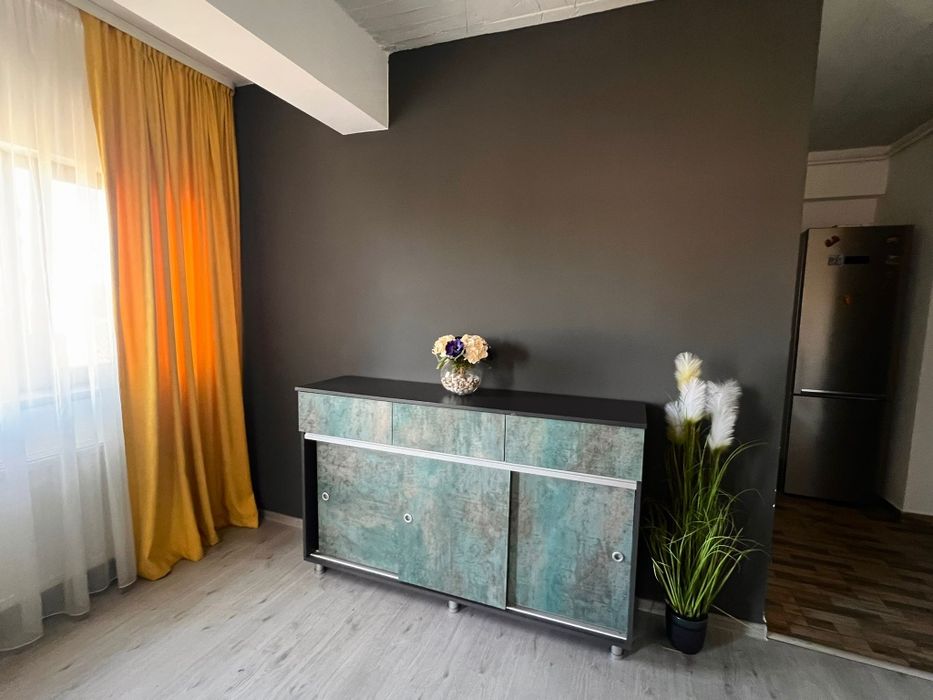 Apartament 3 camere de închiriat