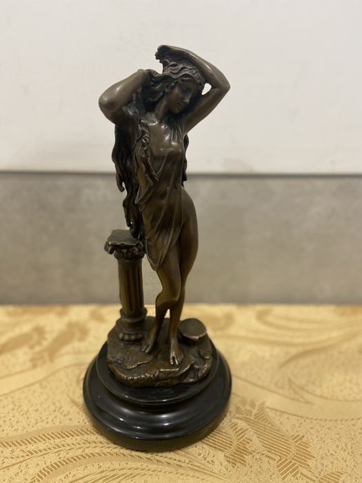 Statueta bronz masiv .inaltime 32 cm