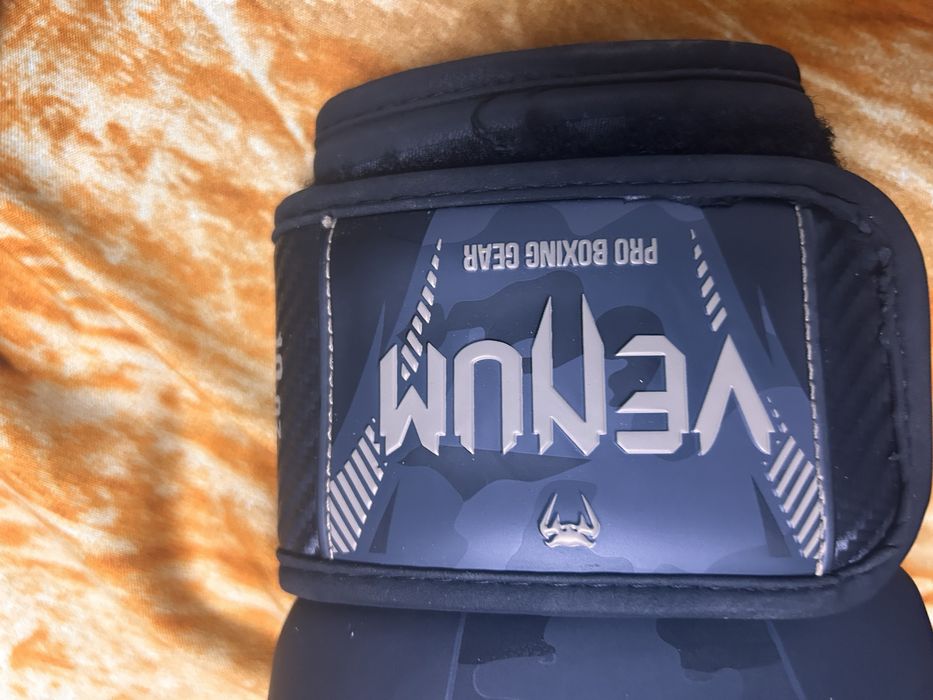 Manusi Venum pentru box/kickboxing