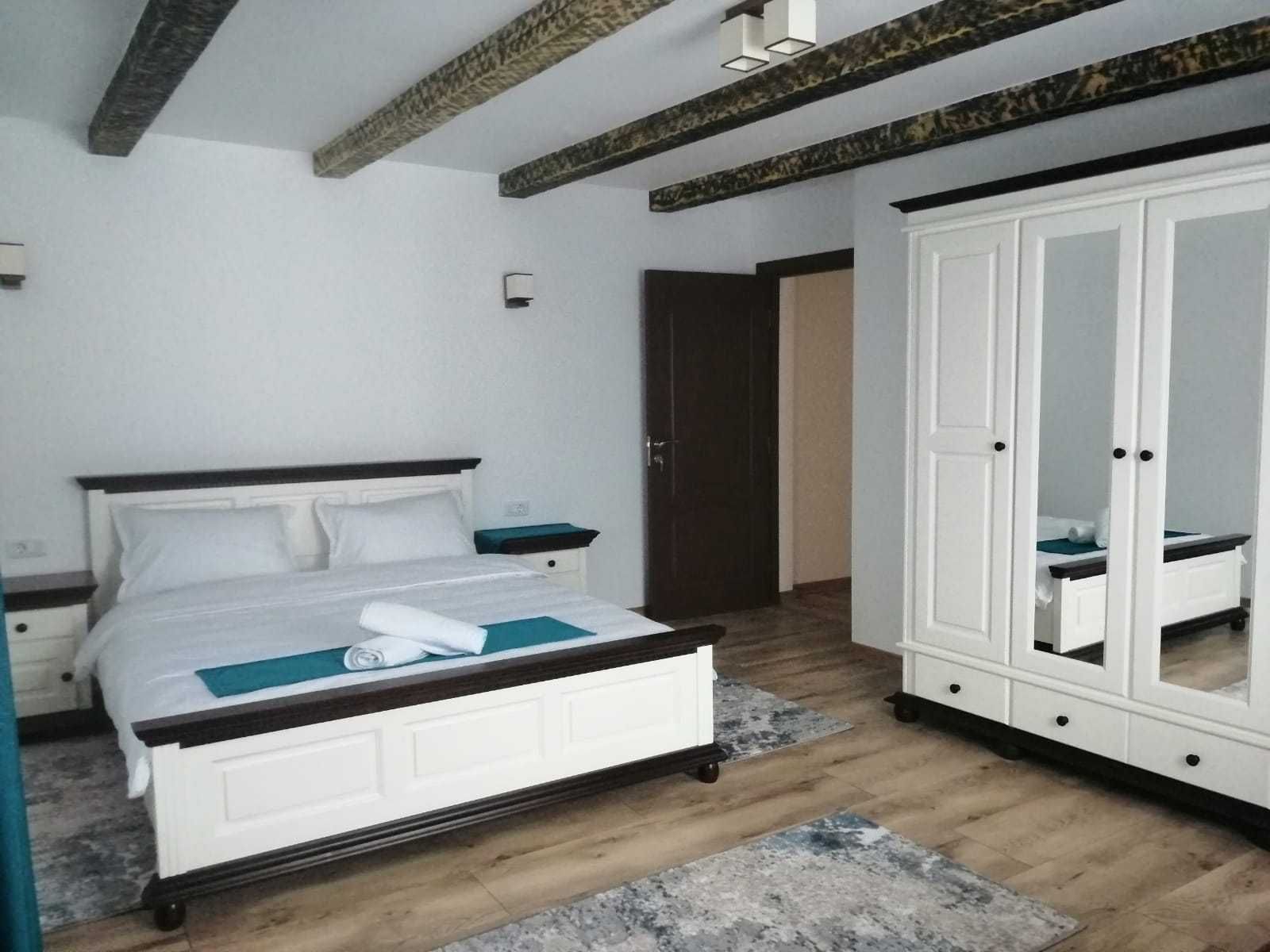 Sifonier din lemn masiv cu oglinda Seby, 4 usi + 3 sertare, alb+nuc