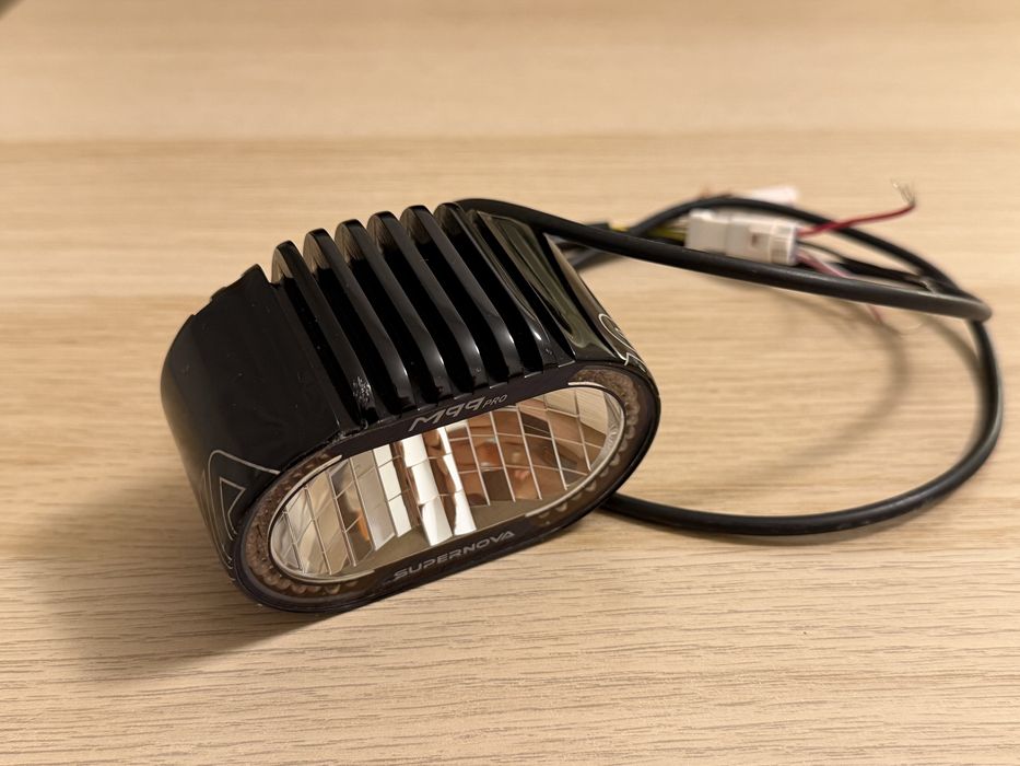 Far bicicleta Supernova M99 Pro