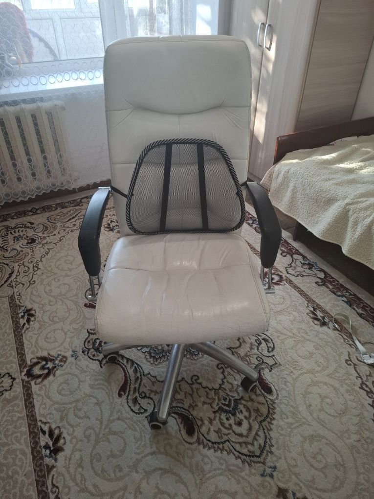 Продаётся кожаное офисное кресло