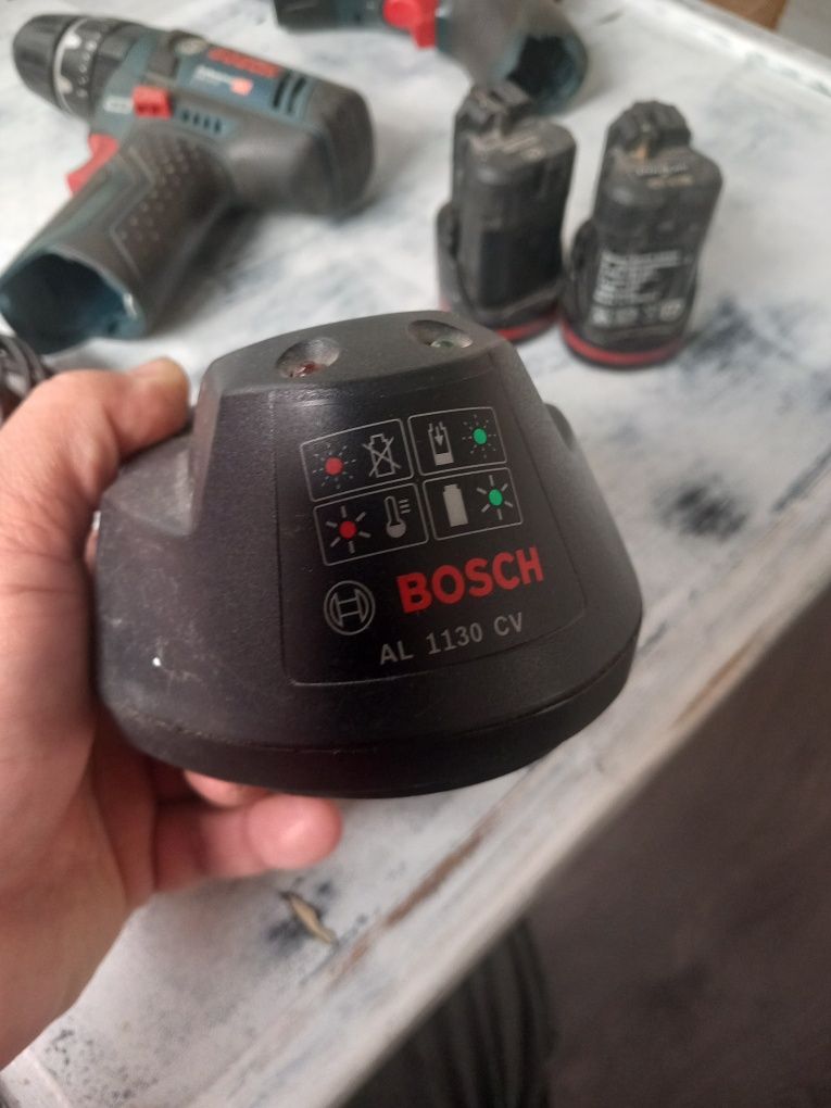 Комплект Bosch gsb 12v-15 ударен и Bosch gsr 10.8 две батерии и зарядн