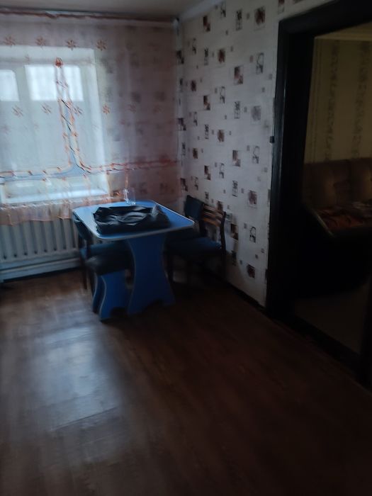 Продам б/у кухонный стол, голубого цвета.