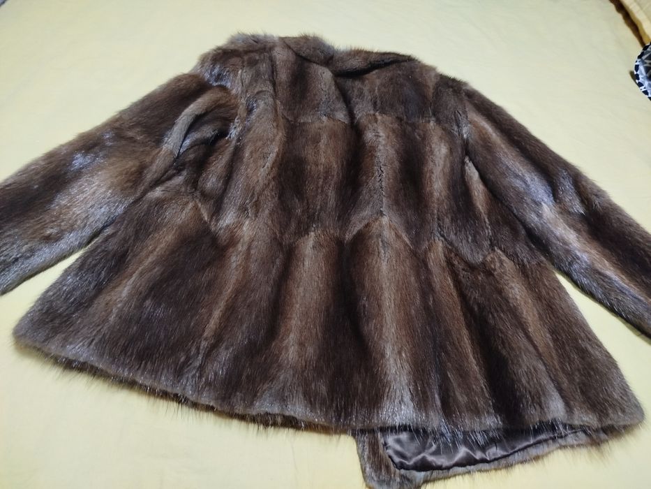 Vând haina de blană naturală