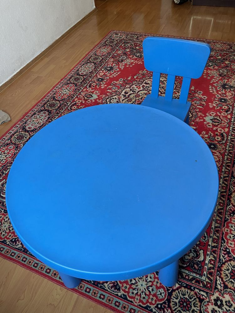 Стол IKEA парта, 42.5x40x48 см, пластик и стульчик 39x36x67 см