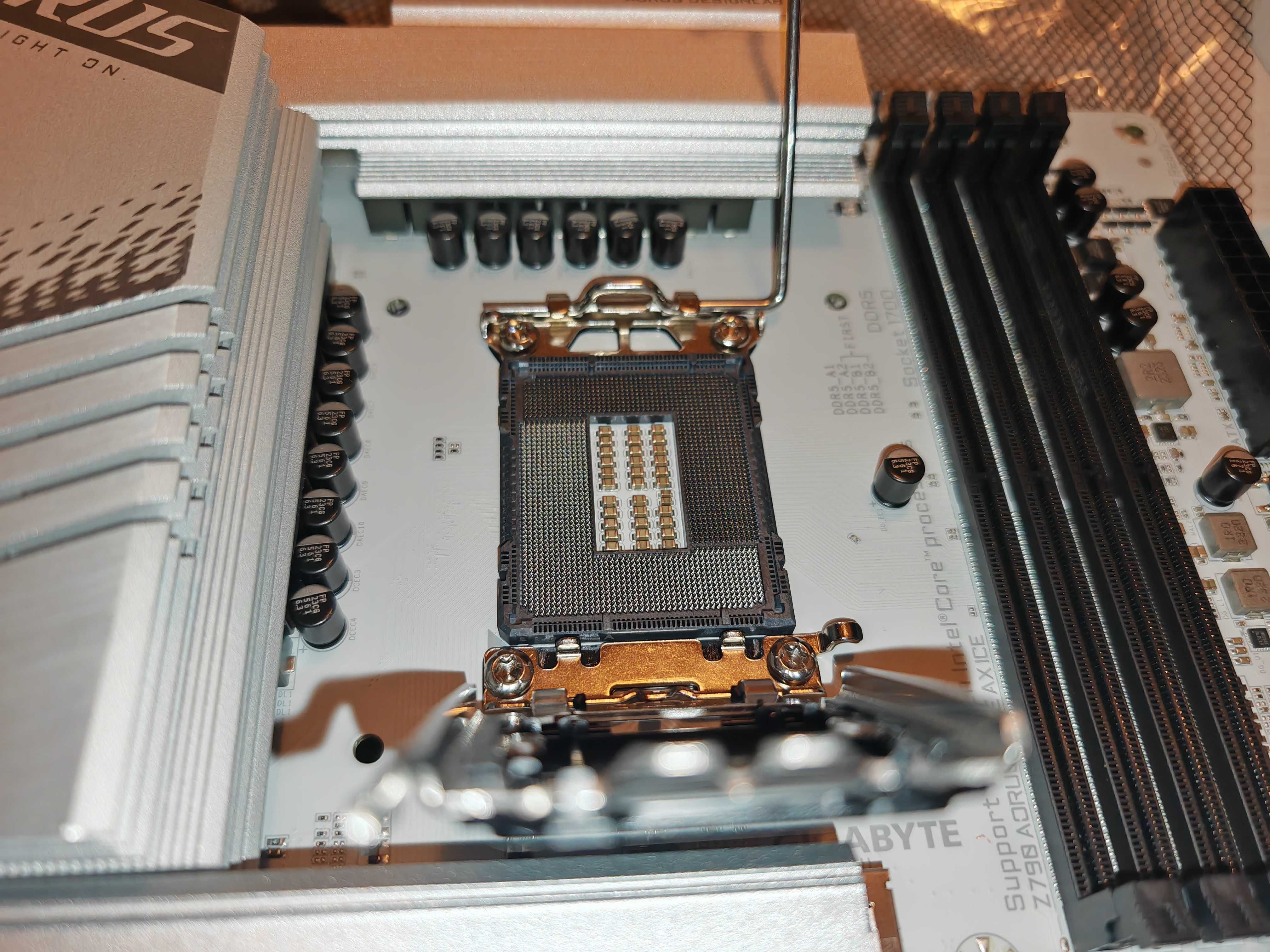 НОВИ ! GIGABYTE Z790 AORUS Elite AX ICE + Intel i5-14600K 14 Cores