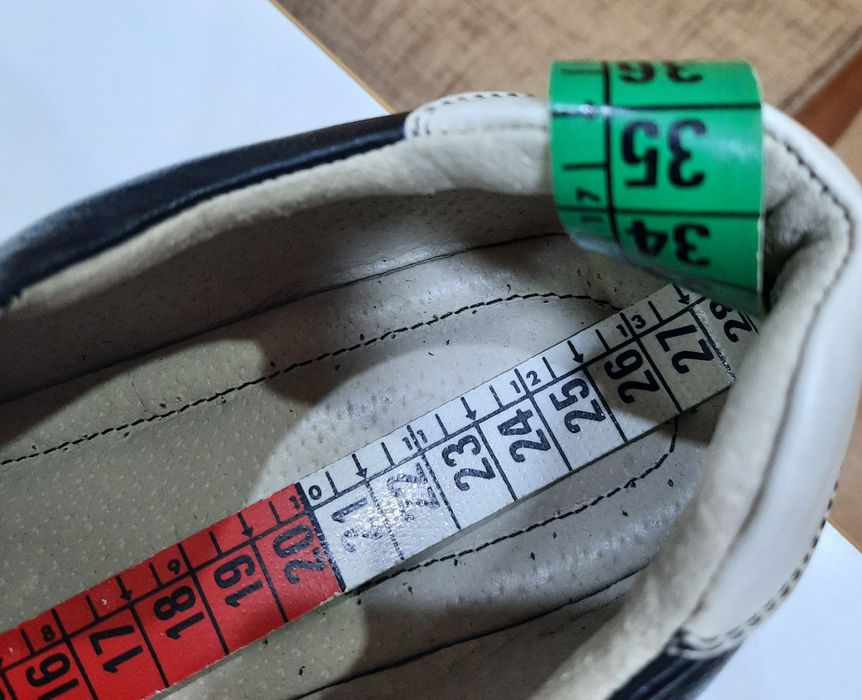 Adidași din piele confecționați manual