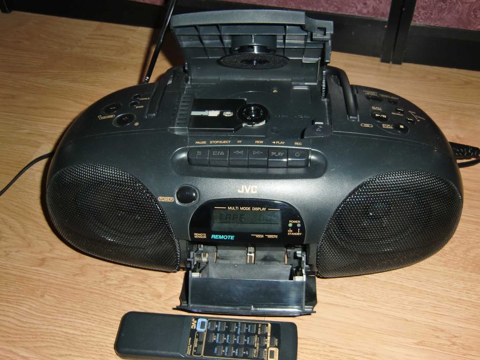 JVC radio casetofon cu CD si telecomanda