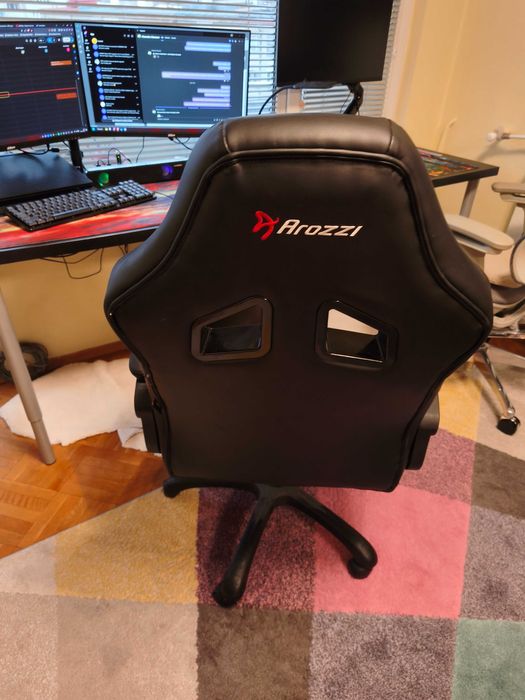 Продавам кожен геймърски стол  AROZZI (черен)
