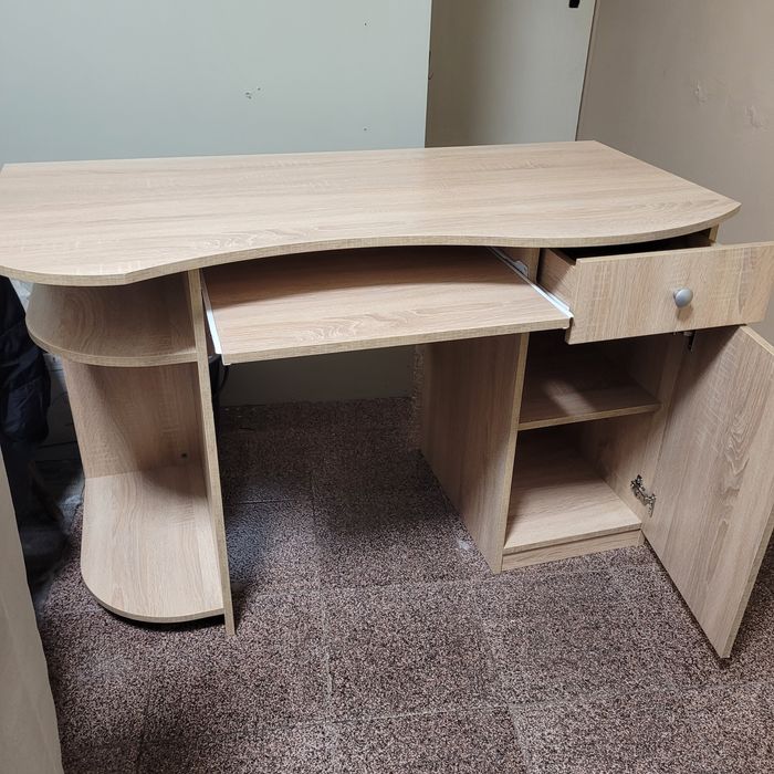 Ученическо бюро с поставка за клавиатура