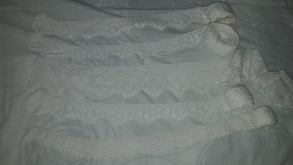 Dantelă brodată manual