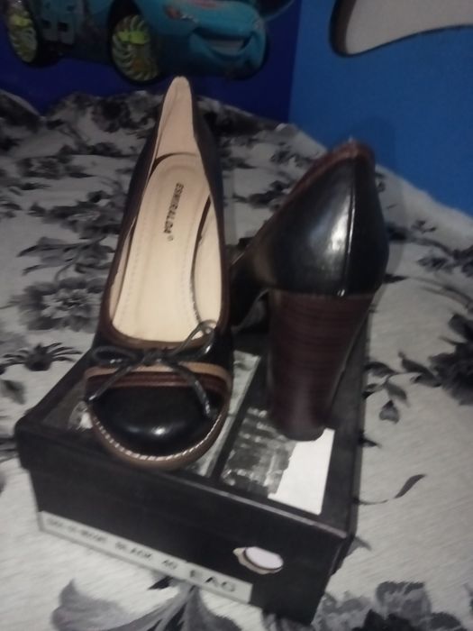 Продам демисезонные туфли и замшевые  сапоги