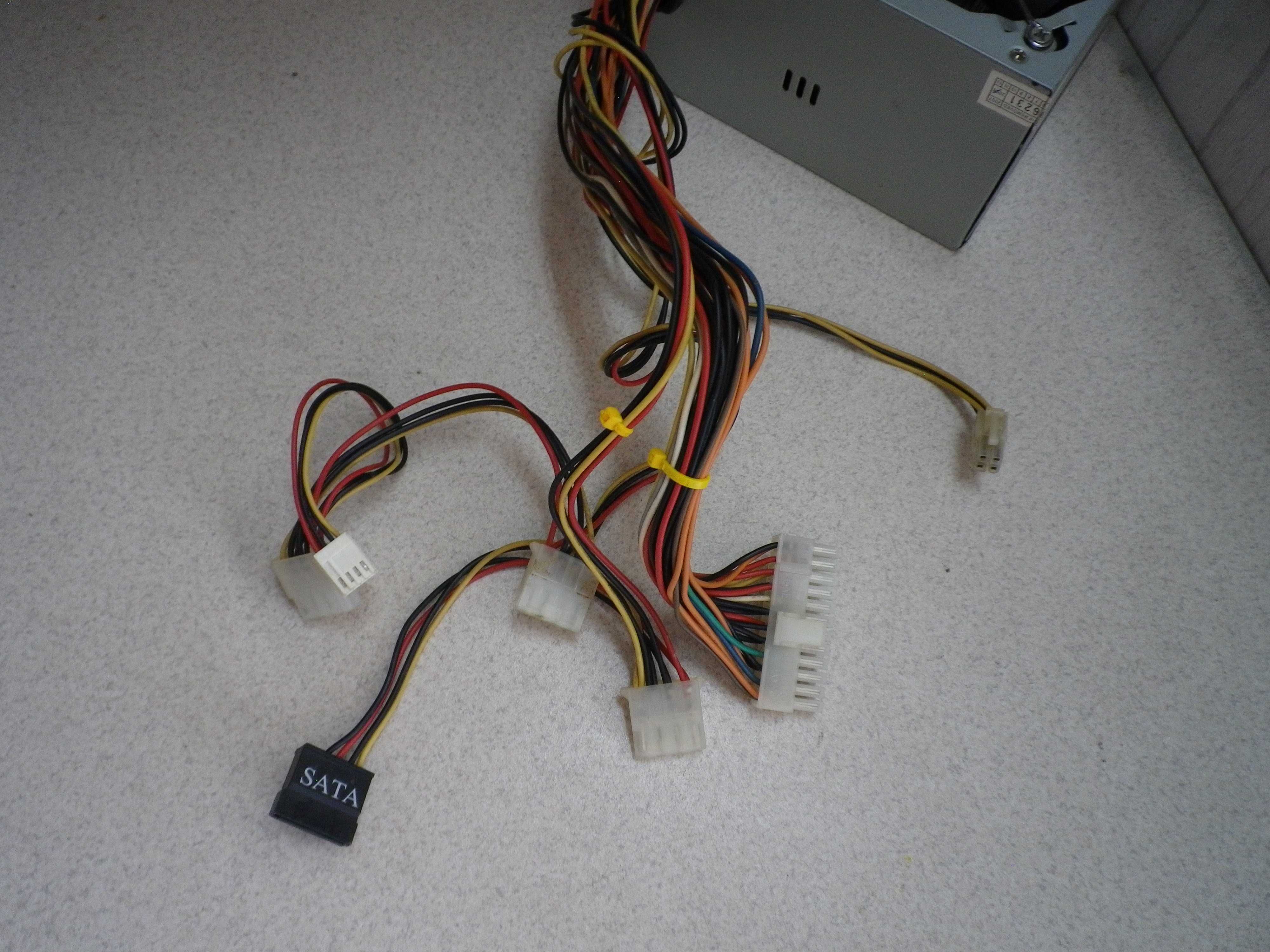 Захранване за компютър  Delux ATX-400W