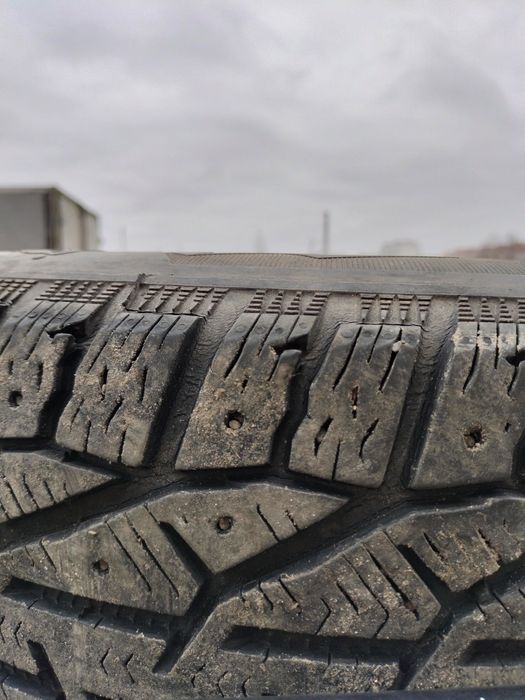 Продам шины зимние б/У три штуки шипы отопители размер 215 /60 р17