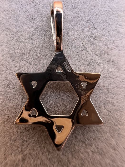 Продам золотой кулон.