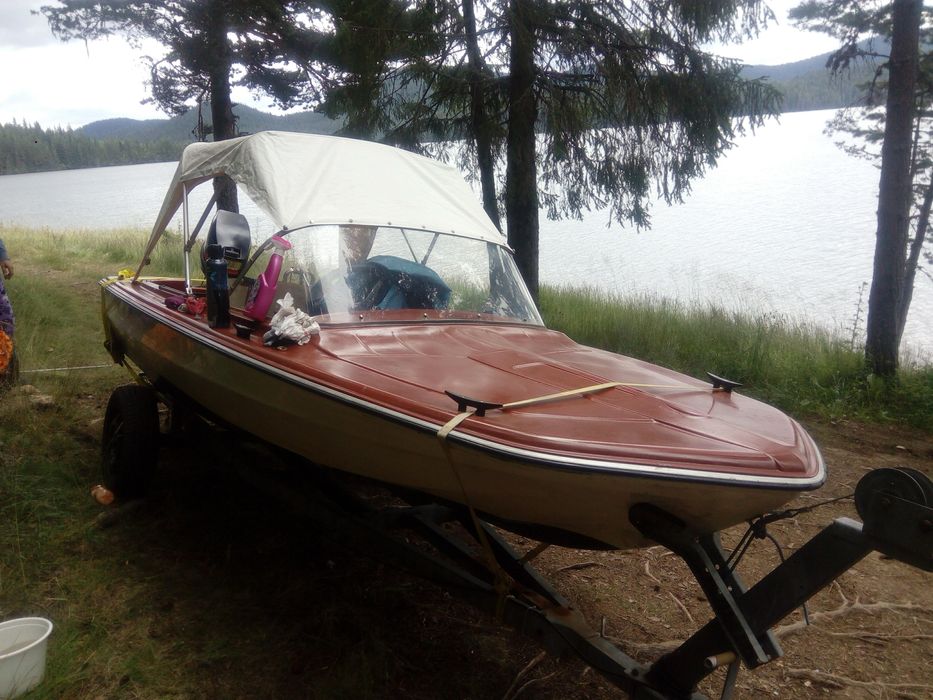 Лодка с 25 коня мотор и колесар