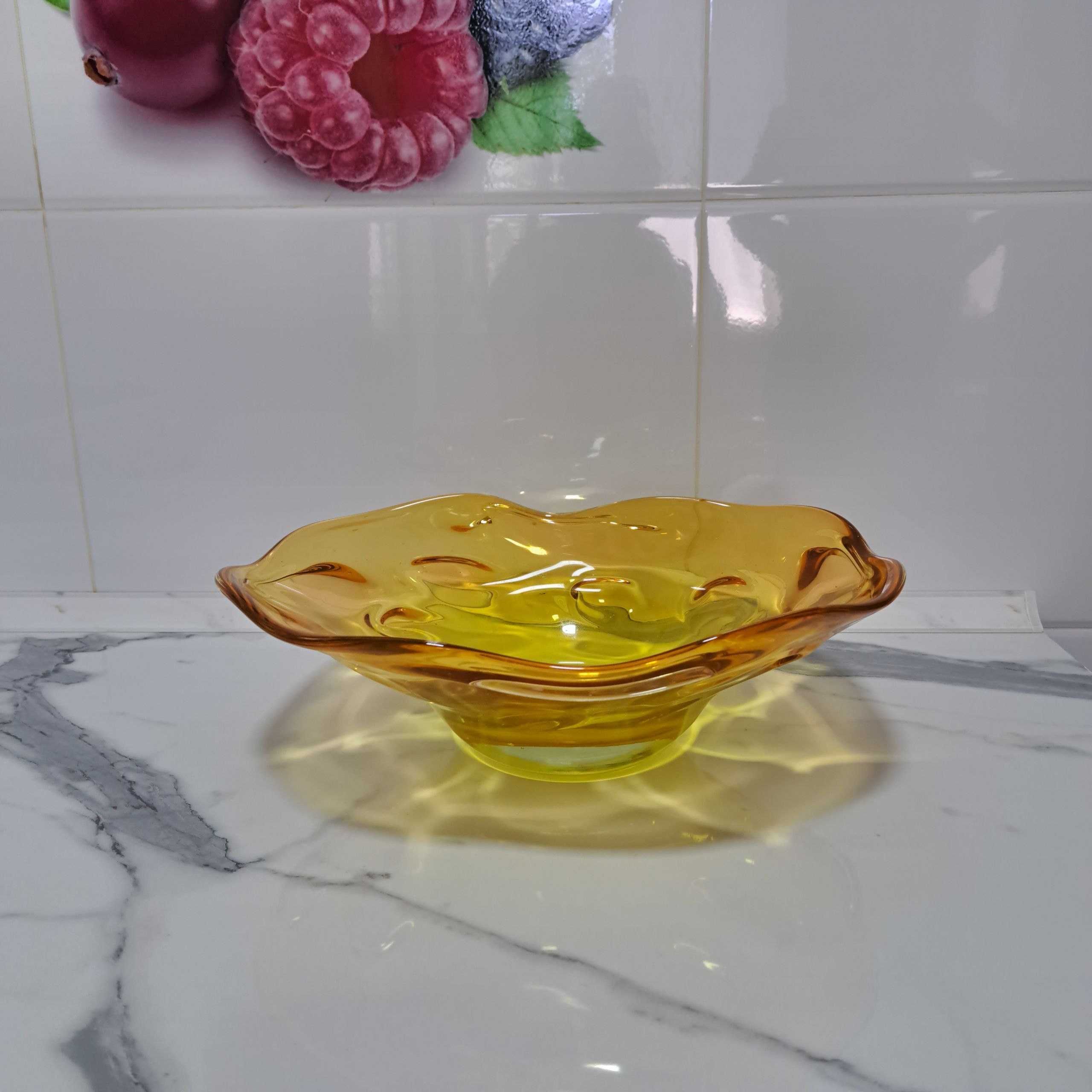 Продам две стеклянные вазы