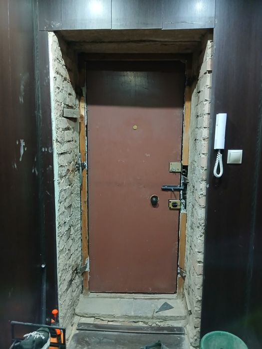 Продам железную дверь