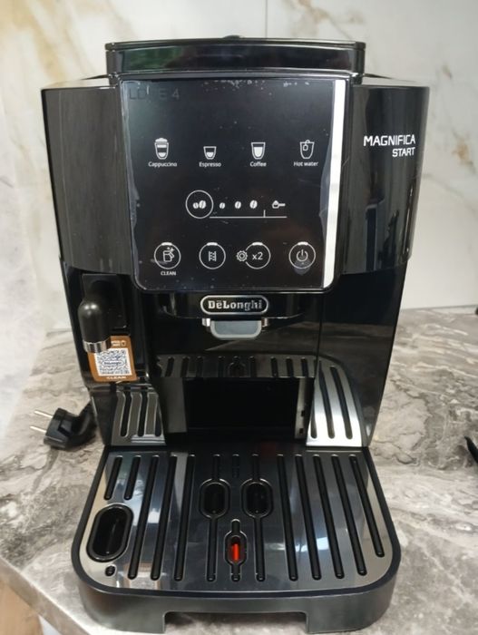 Кофемашина DeLonghi ECAM 220.60. B с Автокапучиной ,Отличное качество!