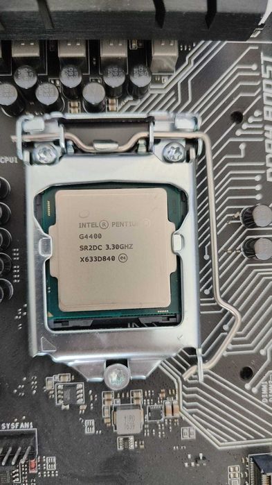 Processor G4400 si RAM Kingstom  KVR21N15S8/4