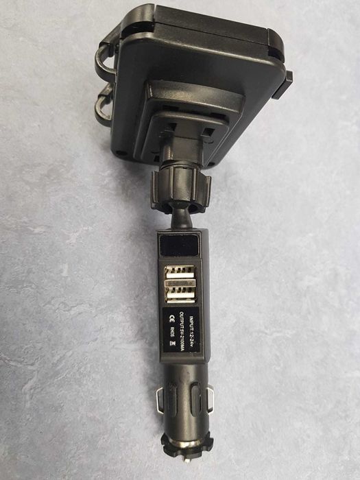 Suport telefon auto cu mufe USB, conectat la bricheta