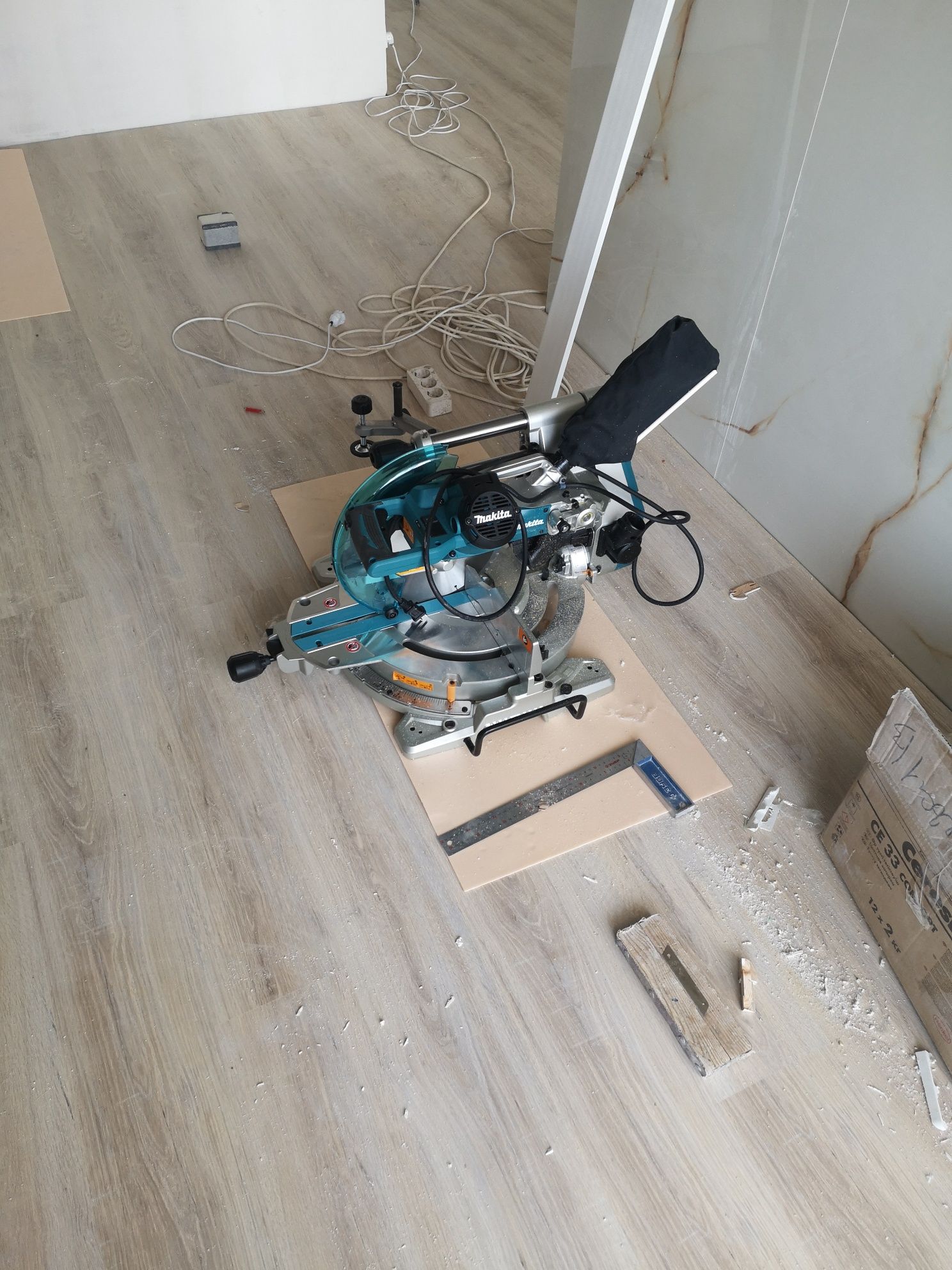 Makita LS1019L торцовочная пила