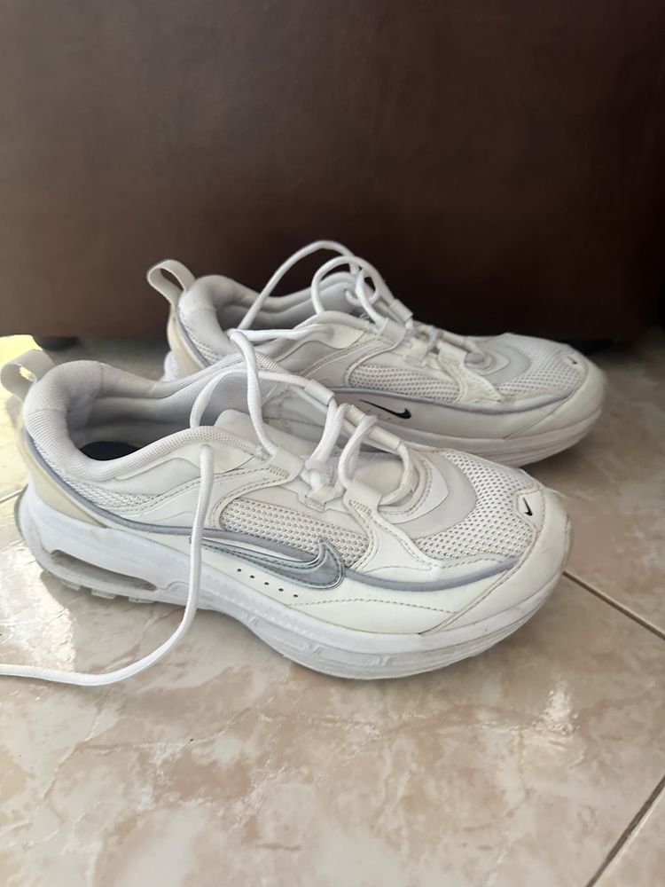 Nike бели маратонки.