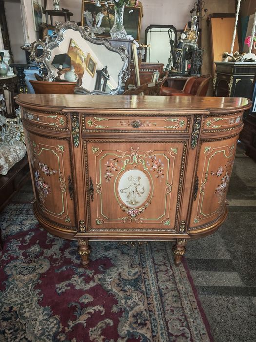 Красив рисуван комод.