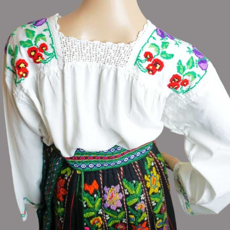 Costum popular oltenesc , port popular vechi superb M-L