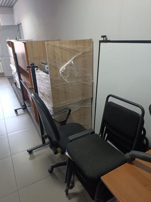 Продам офисные столы и стулья