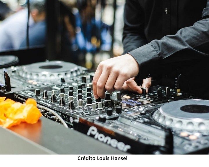 DJ для мероприятия, колонки, экраны, свет