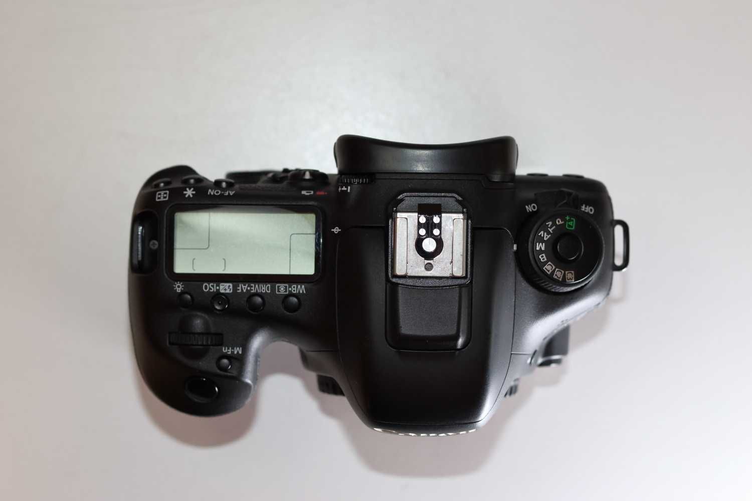 Body Canon EOS 7D Mark II în stare foarte bună, full box