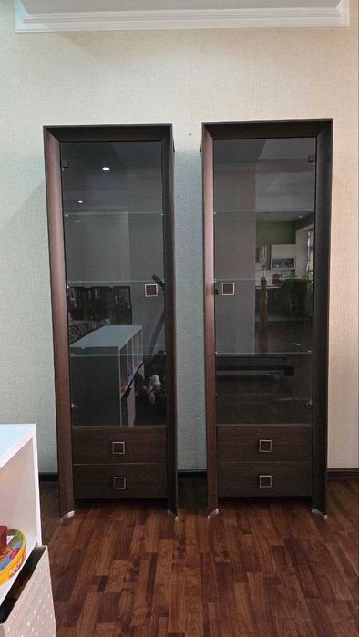 Продаются витрины и комод.
