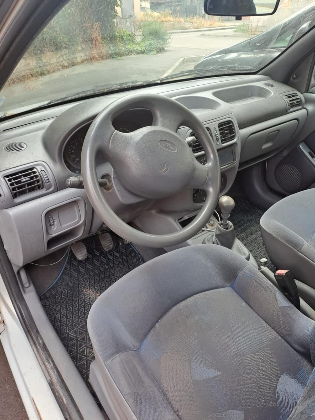 Продавам Renault clio 1.4 Бензин