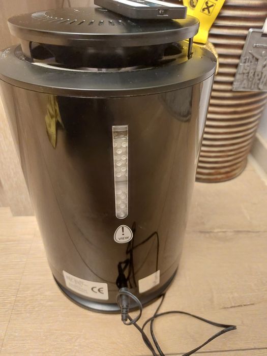 Purificator aer Airvax negru