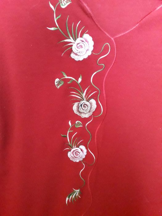 Дамска блуза с бродирани апликации размер S-M