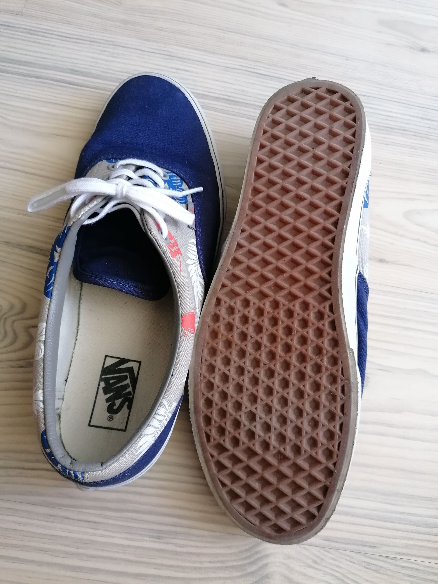 Продавам Кецове  Vans