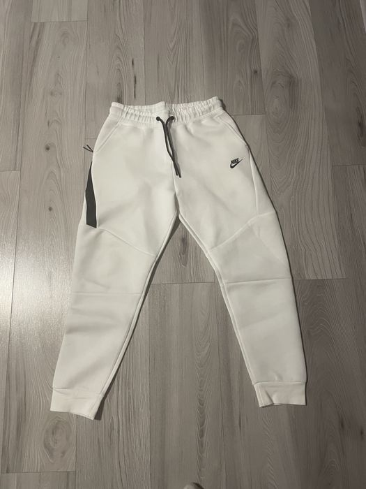 Pantaloni albi nike tech
