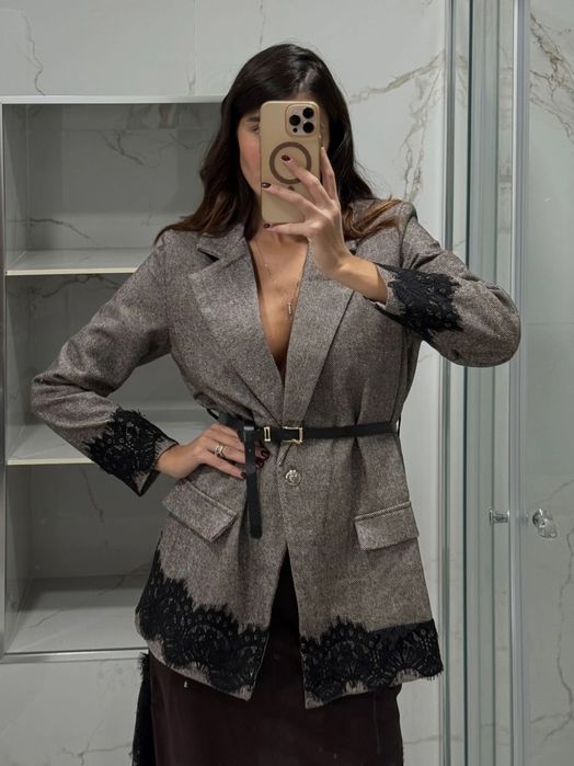 Уникално сако с дантела и колан