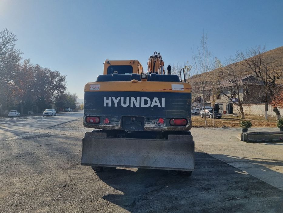 Hyundai 140 Sotiladi