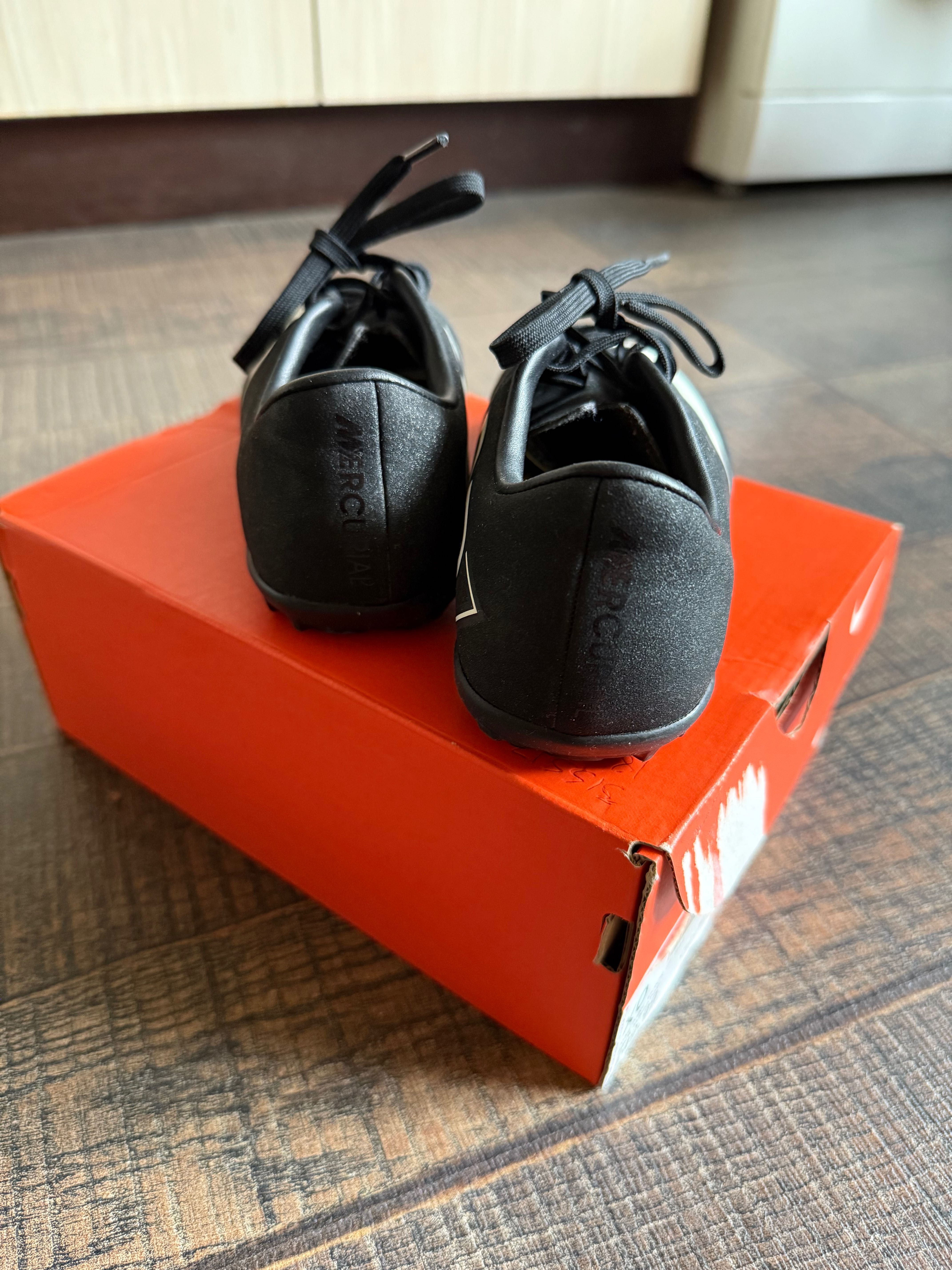 Продавам футболни маратонки Nike CR7