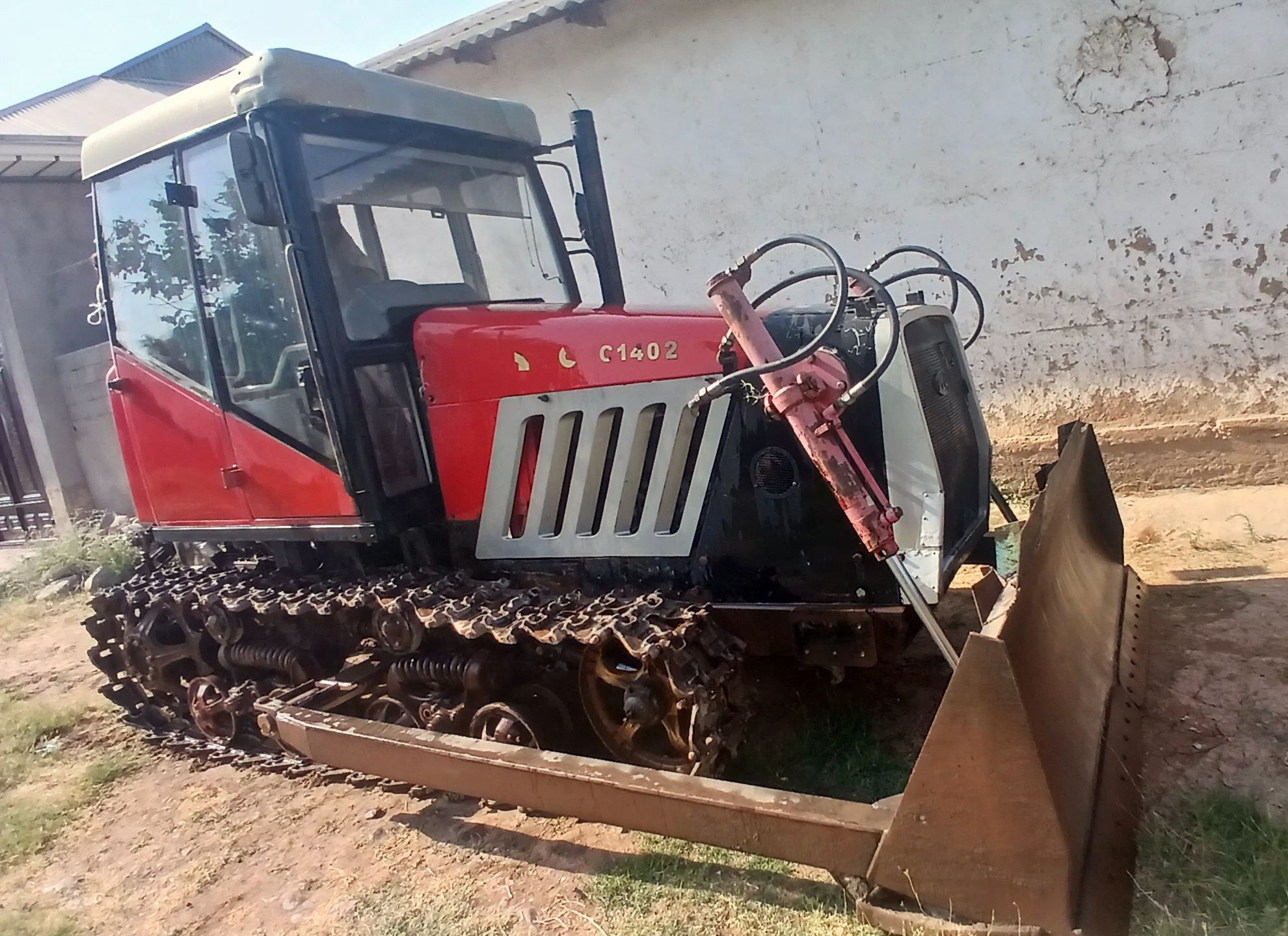 Yuto 1402 buldozer