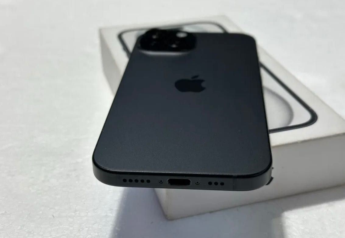 Vând iPhone 15 black 128 gb